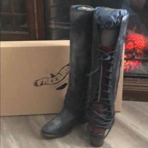 Freebird boots in grey!